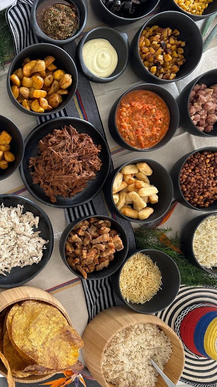 Barra colombiana con ropa vieja, pollo, maduro, hogao y patacón