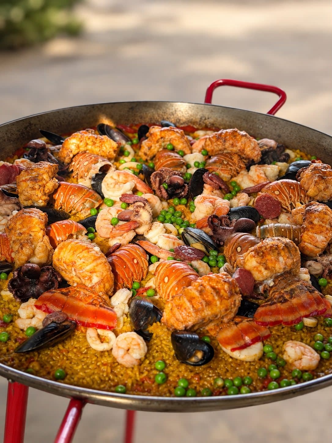 Paella marinera especial con colas de langosta, mejillones y langostinos